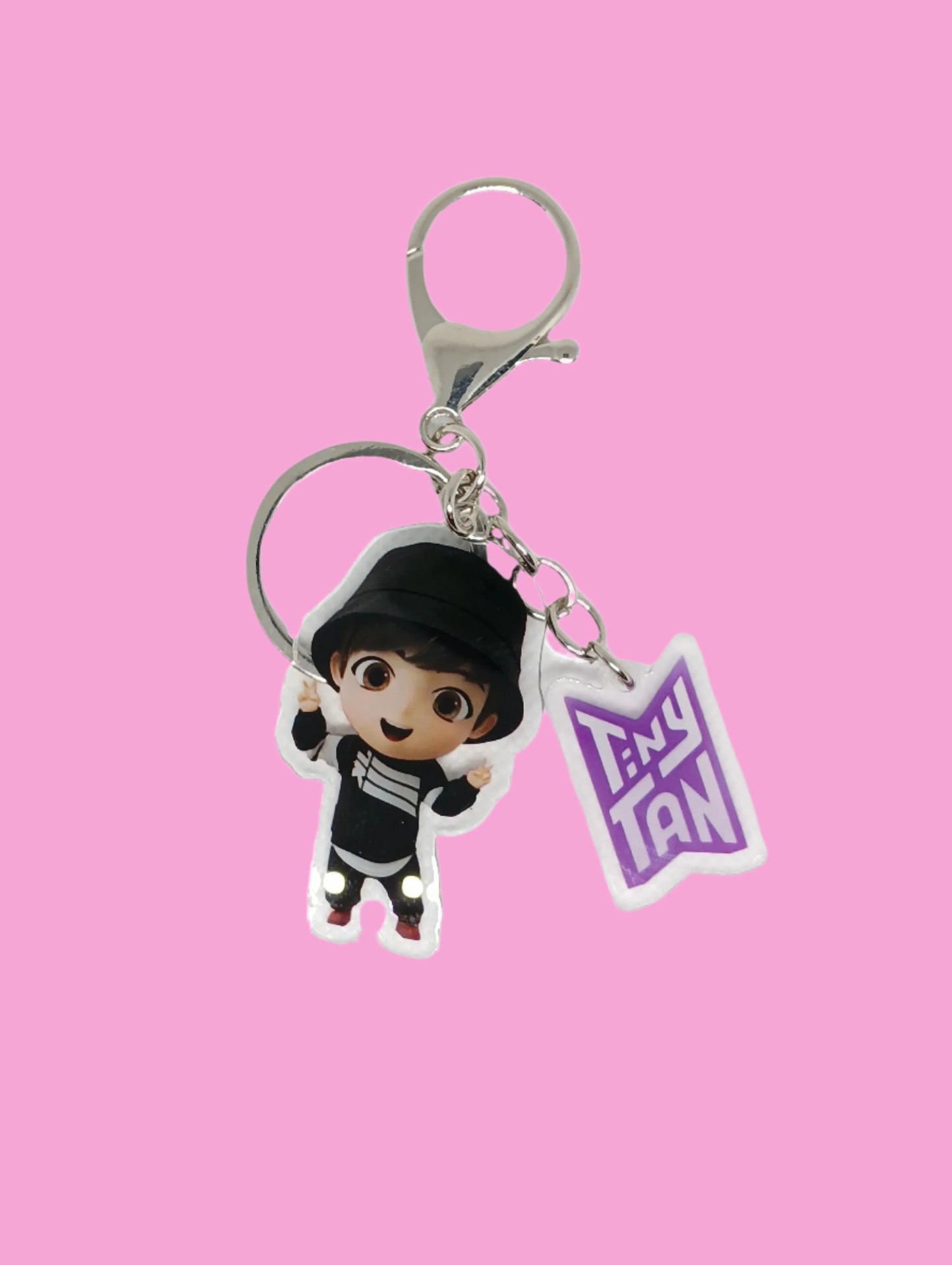 BTS KLEINER SCHLÜSSELANHÄNGER AUS HELLBRAUNEM ACRYL